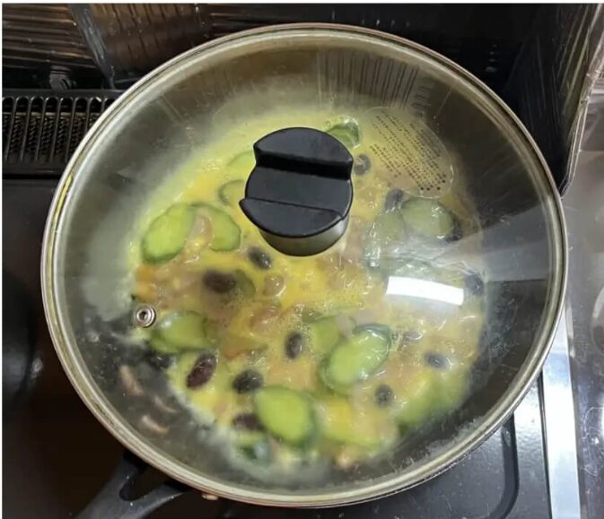 胡瓜ハムお豆の、和風オムレツが、もうすぐ焼きあがる
