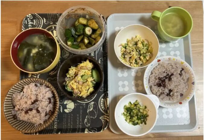夕食3品とお赤飯を、2人分盛り付けた