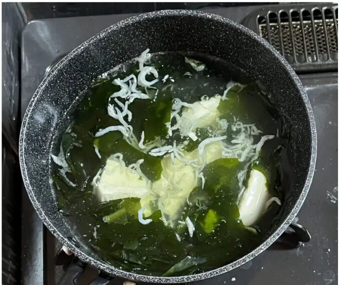 ワカメとお豆腐とお雑魚を煮込んでいる