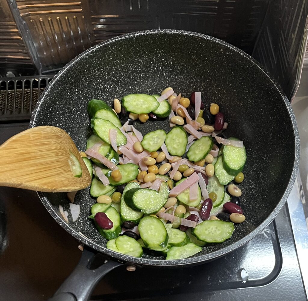 ハムと胡瓜と豆を、ごま油で炒める