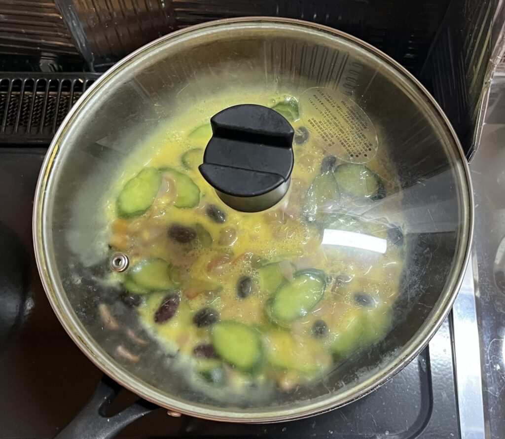 胡瓜ハムお豆の、和風オムレツが、もうすぐ焼きあがる