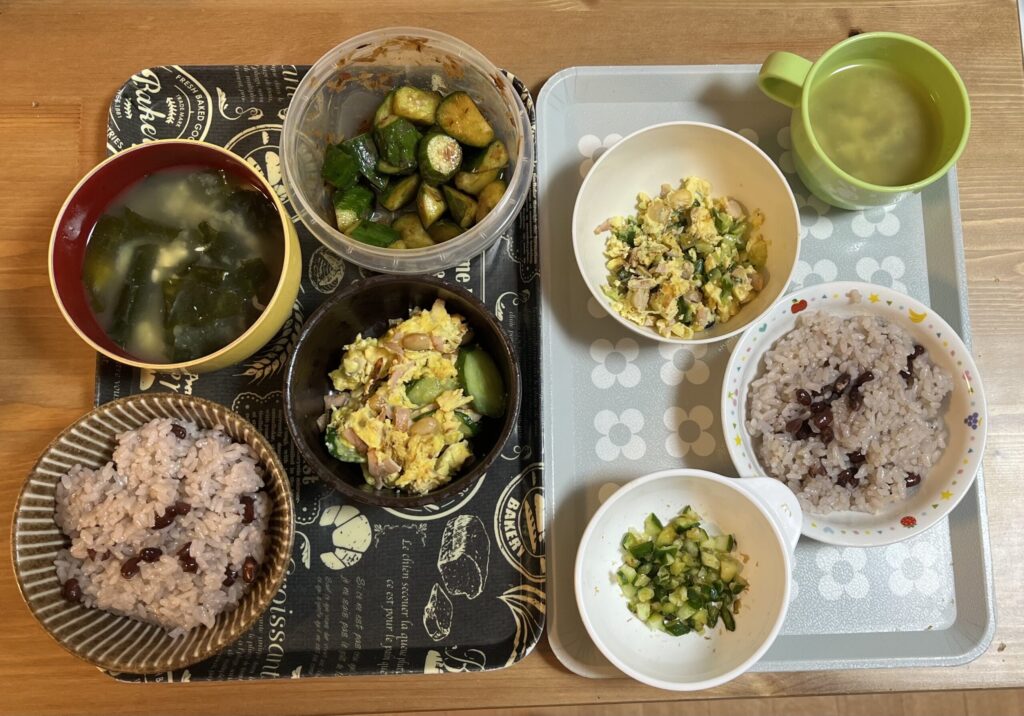 夕食3品とお赤飯を、2人分盛り付けた