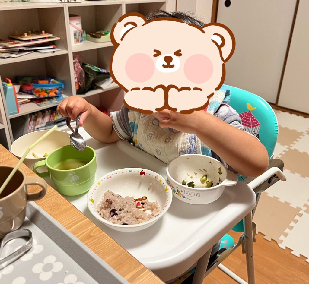 完成料理を食べる息子