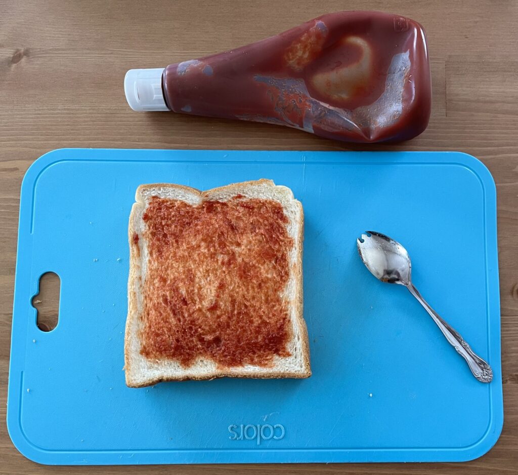 食パンにケチャップを塗る