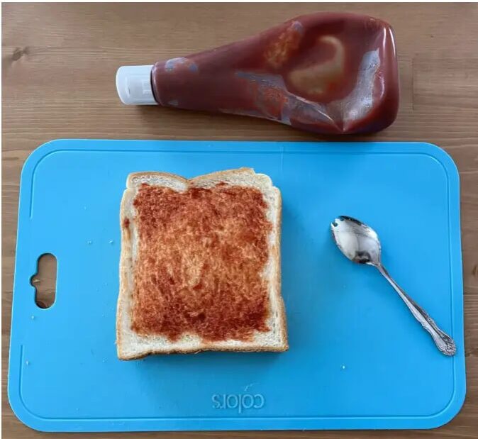食パンにケチャップを塗る