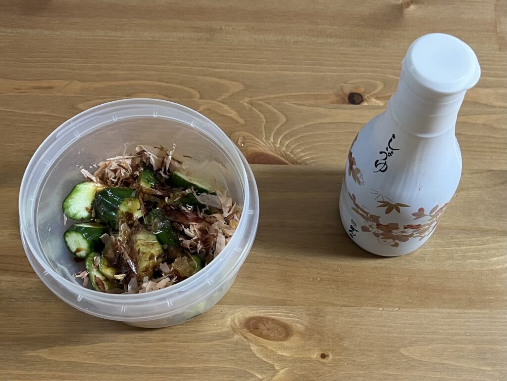 胡瓜と鰹節と、醤油さし