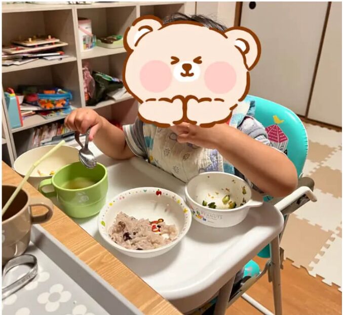 完成料理を食べる息子