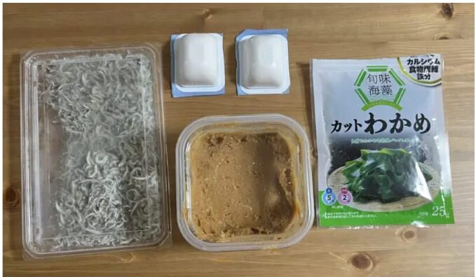ワカメとお豆腐とお雑魚の、味噌汁の材料4種