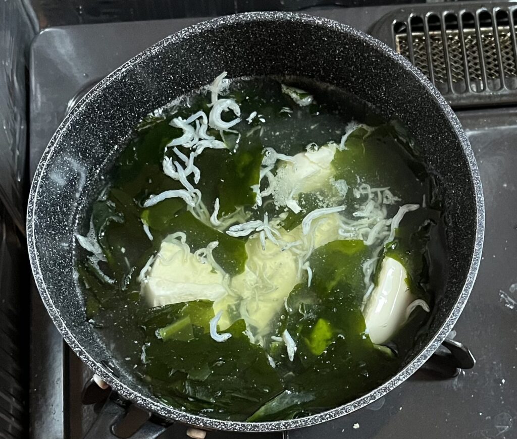 ワカメとお豆腐とお雑魚を煮込んでいる