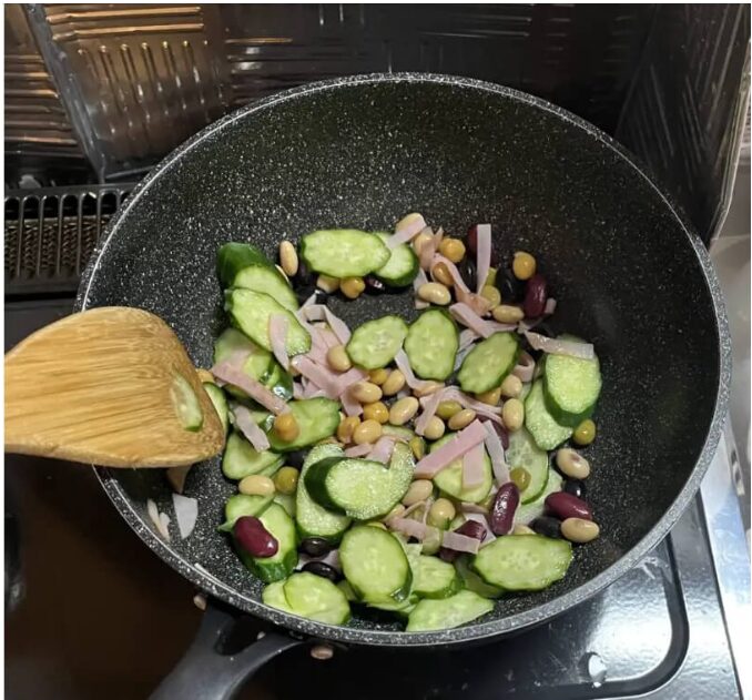 ハムと胡瓜と豆を、ごま油で炒める