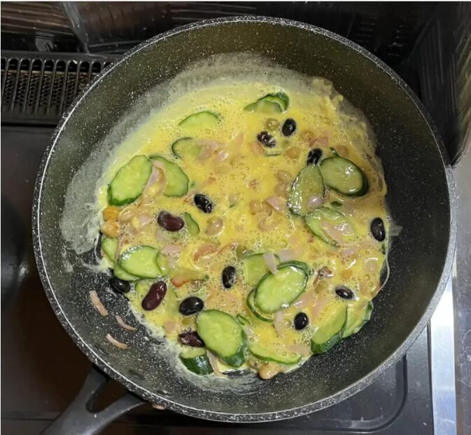 胡瓜ハムお豆の、和風オムレツの焼き上がり前