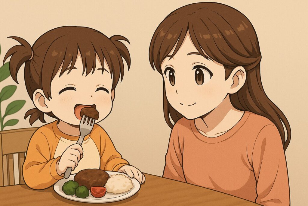 ハンバーグをゆっくり食べる幼児と、見守る母親