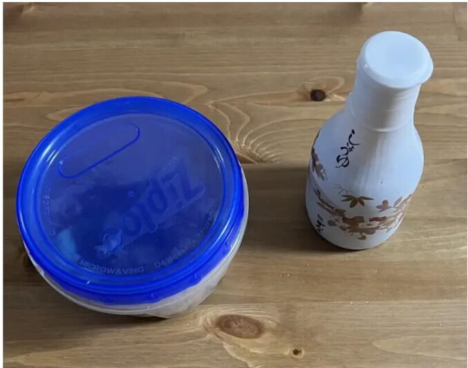 タッパー入り鰹節胡瓜と醤油
