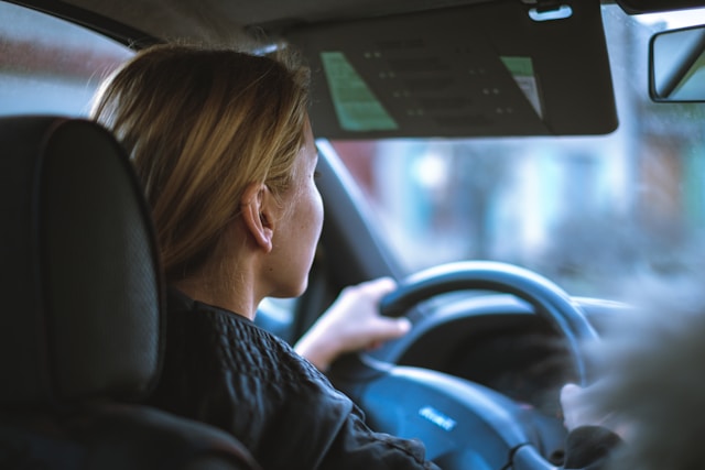車を運転する女性