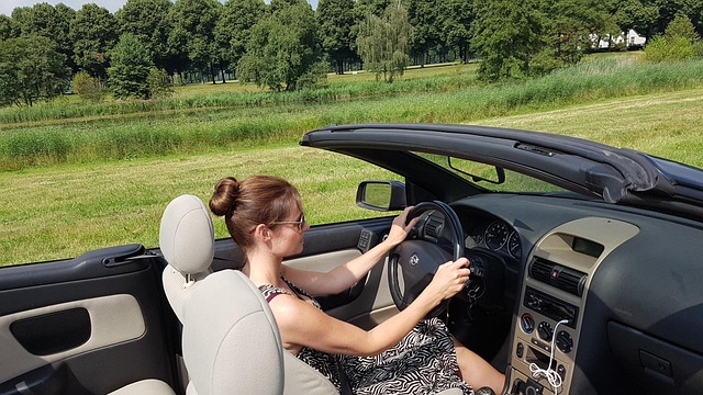 オープンカーでドライブする女性