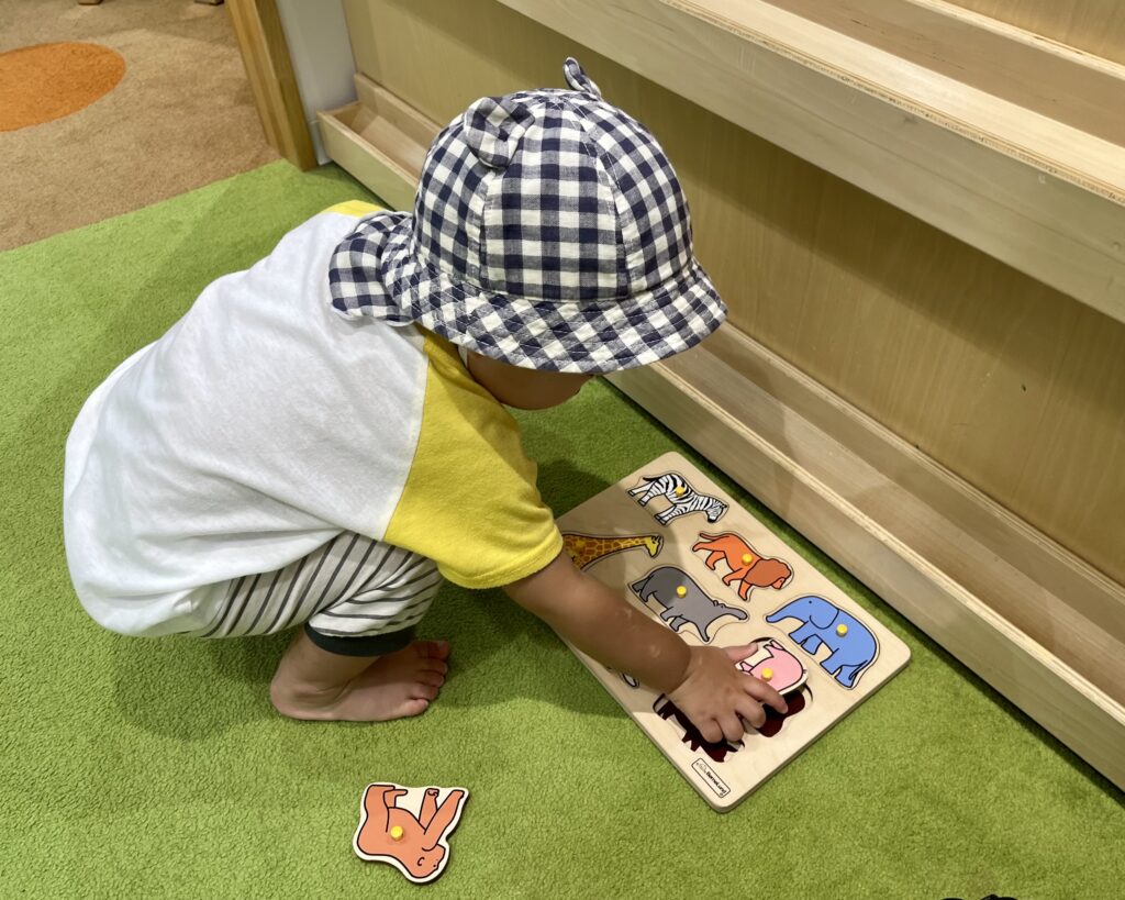 木のパズルで遊ぶ息子
