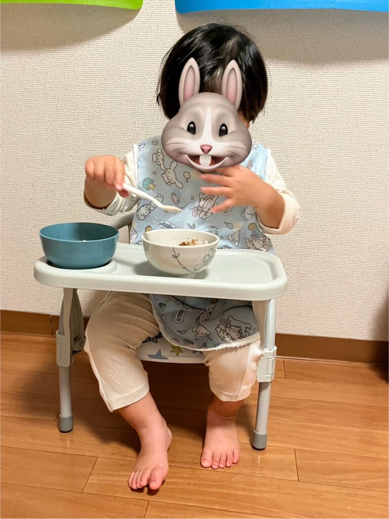 食事中の息子