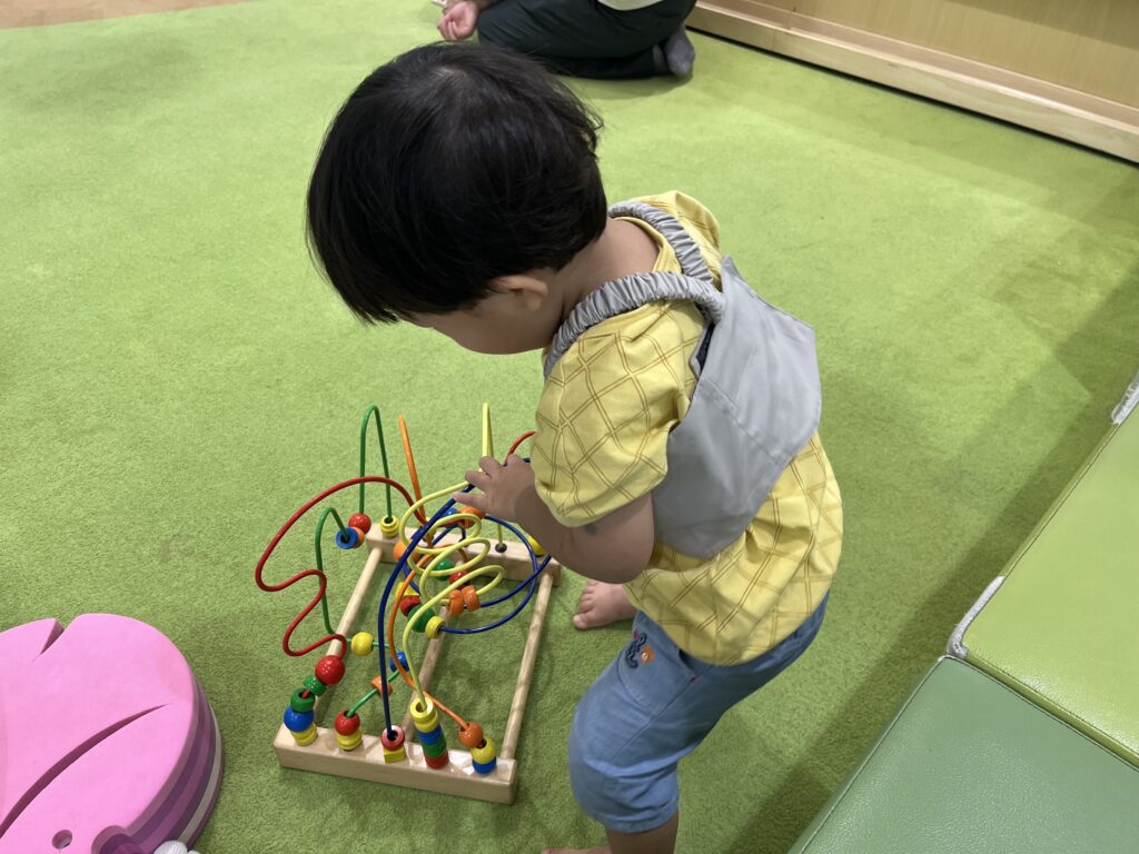 玩具で遊ぶ息子