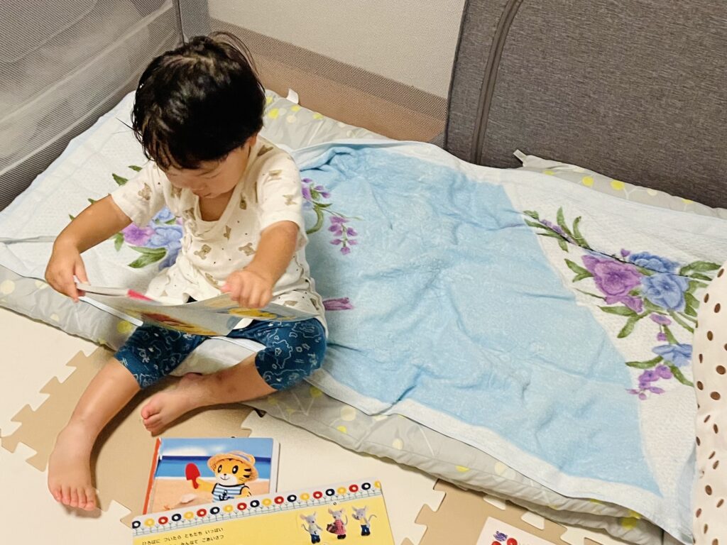 寝る前に遊ぶ息子