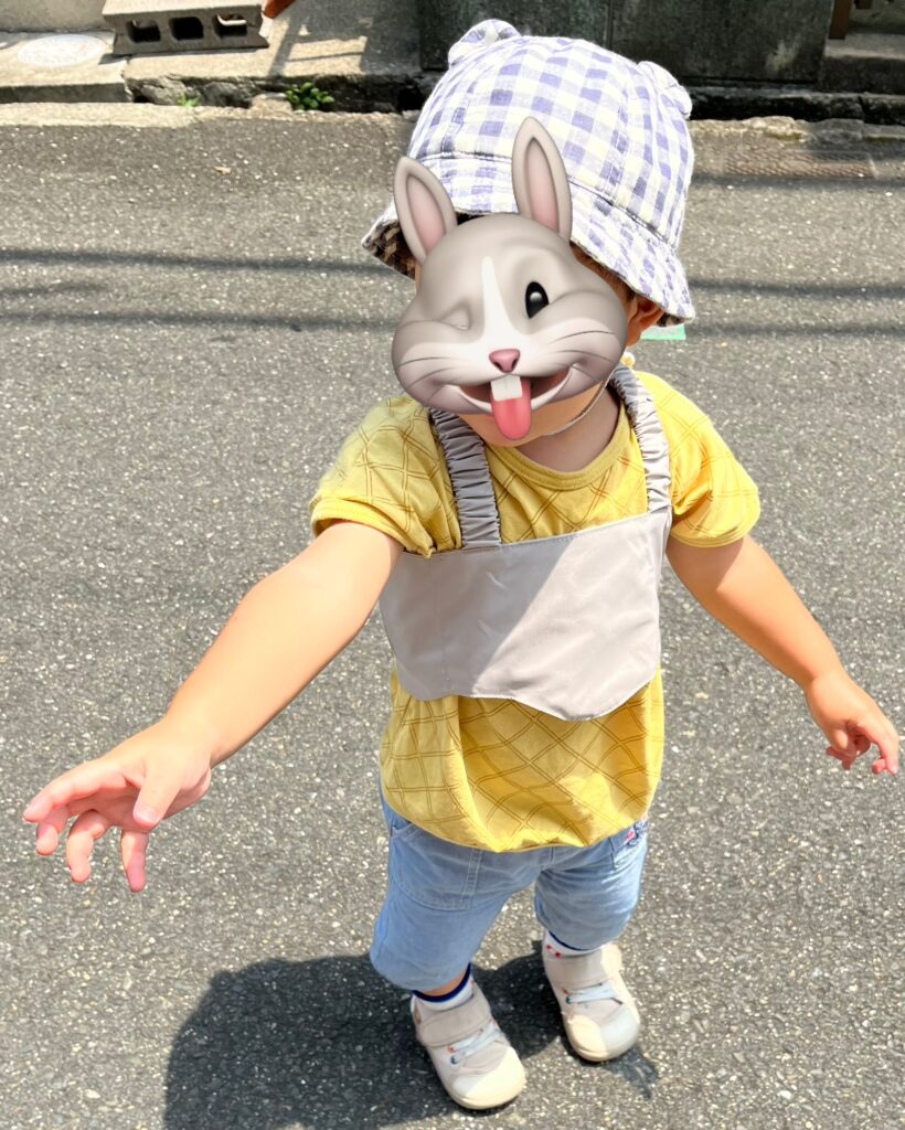 ハグムーの保冷ベストを着た息子