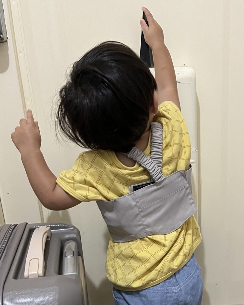 ハグムーの保冷ベストを着た息子