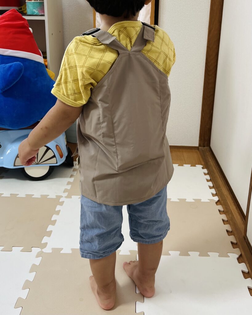 ケラッタの保冷ベストを着た息子