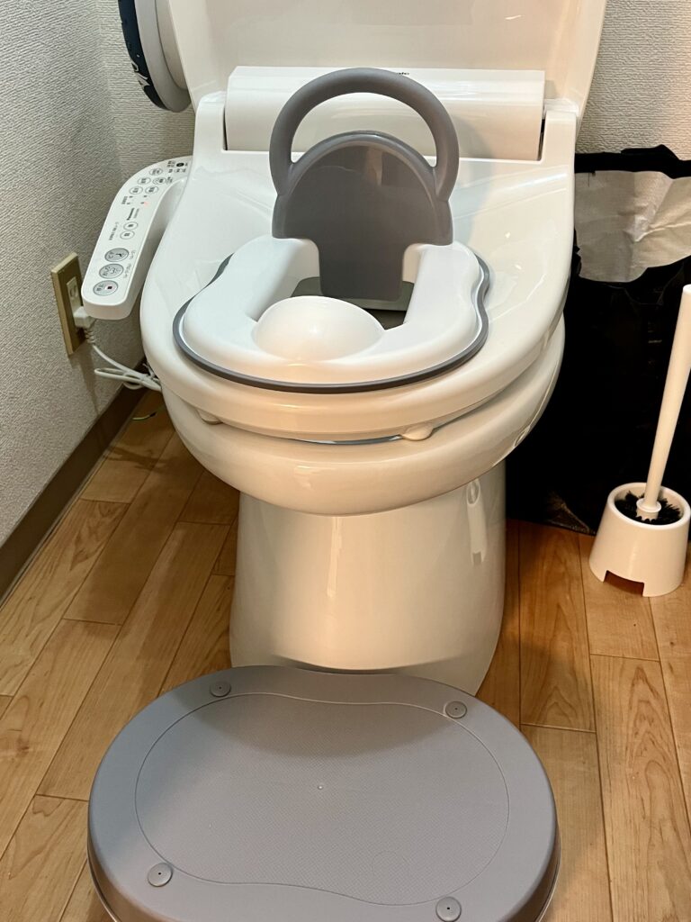 背もたれ付き補助便座