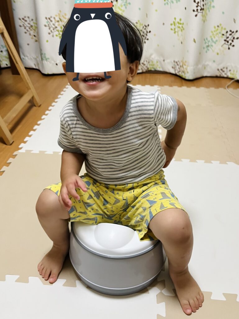 背もたれ付きおまるに座る息子
