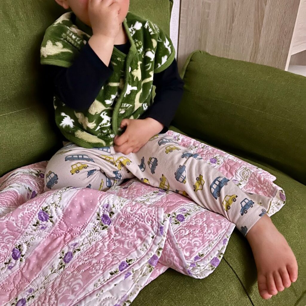 ソファで寛ぐ息子